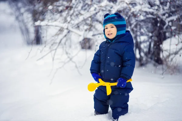 Μικρό αγόρι με παιχνίδι για να κάνει χιονόμπαλες — Φωτογραφία Αρχείου
