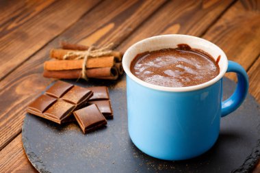 Bir fincan sıcak çikolata.