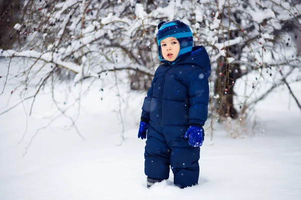 Μικρό αγόρι περπατά στο χιόνι το χειμώνα σε εξωτερικούς χώρους — Φωτογραφία Αρχείου