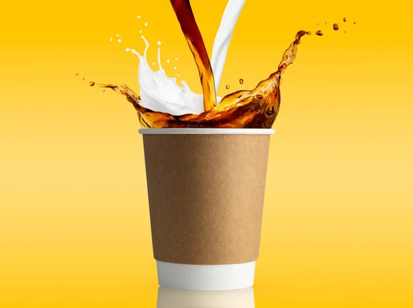 커피와 우유를 튀긴 일회용 컵 — 스톡 사진