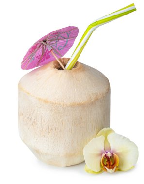 Beyaz arkaplanda saman bulunan soyulmuş hindistan cevizi