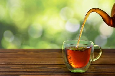 Çaydanlıktan fincana çay dökülüyor.