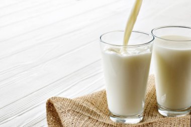 Süt bardağa dökülüyor.