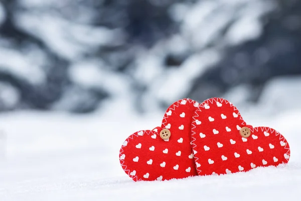 Czerwone serce na śniegu — Zdjęcie stockowe