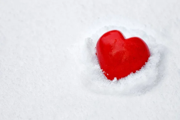 Karda kırmızı kalp — Stok fotoğraf