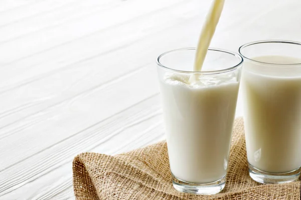 Süt bardağa dökülüyor.