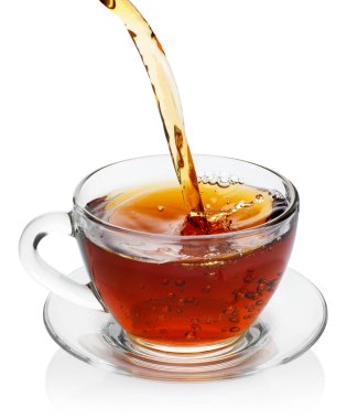 Çay fincana dökülür.