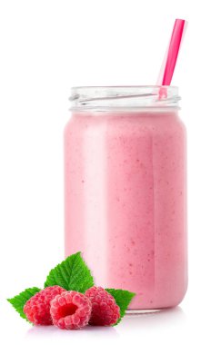 Ahududu Smoothie beyaz kavanozda saman ile izole