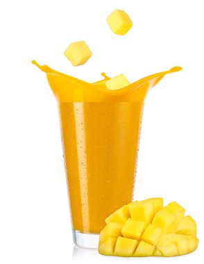 Beyaz üzerine izole edilmiş bir bardak mango kokteyli.