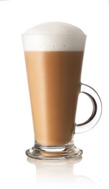 Beyaz bardakta izole edilmiş kapuçino.