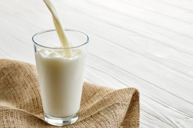 Süt bardağa dökülüyor.