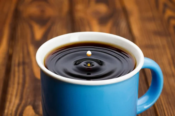 Кубок с кофе и молоком — стоковое фото