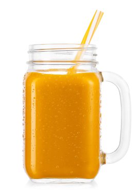 Beyaz üzerine izole edilmiş bir kavanoz mango içeceği.