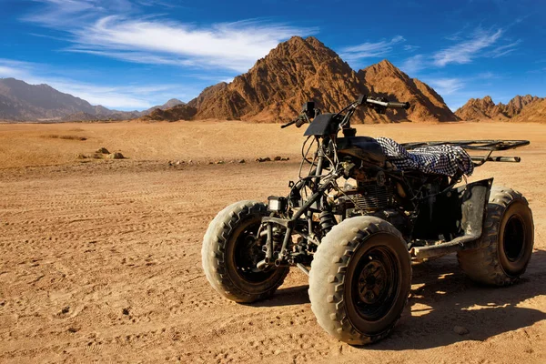 Ενιαίο μαύρο quad ποδήλατο στην αιγυπτιακή έρημο — Φωτογραφία Αρχείου