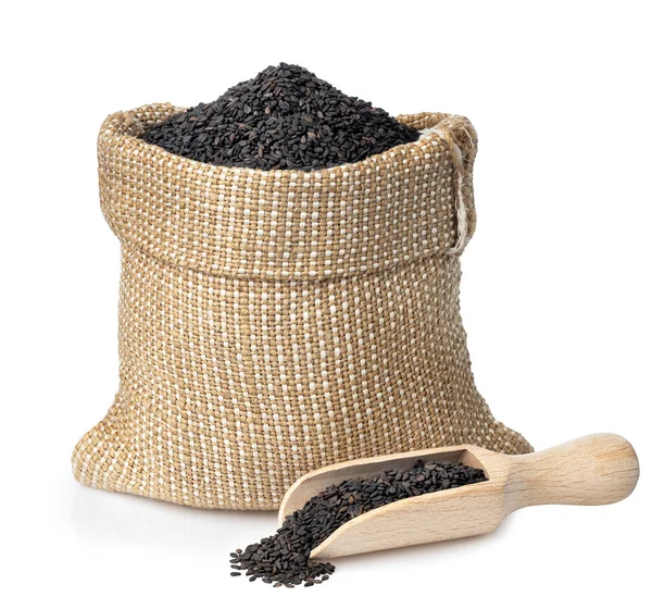 Semillas de sésamo negro en saco de arpillera aislado — Foto de Stock