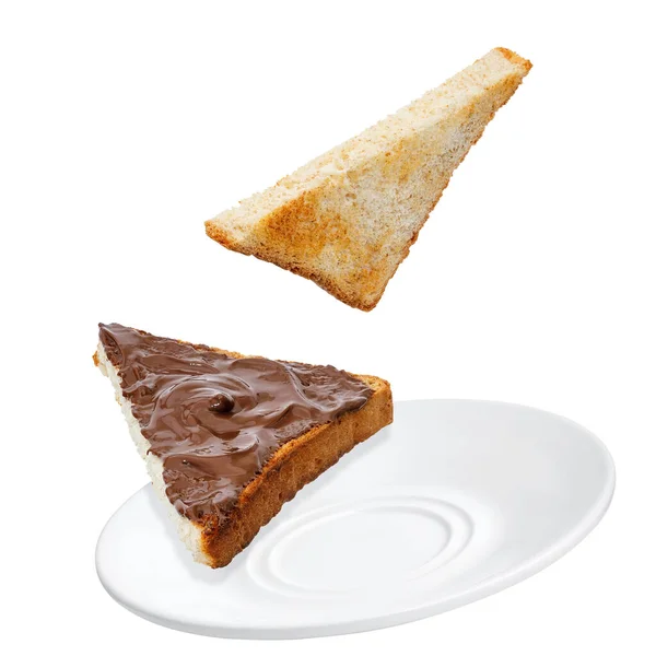 Літаючий хліб з шоколадним кремом ізольований на білому — стокове фото