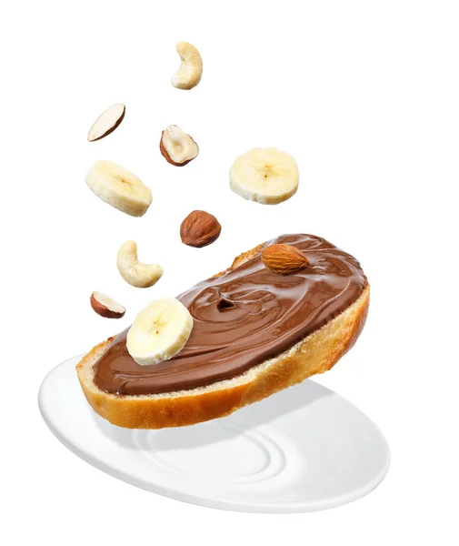 Vliegend brood met chocolade room geïsoleerd op wit — Stockfoto