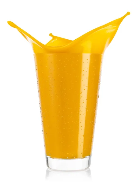 Glas spritzender Mango-Smoothies isoliert auf weiß — Stockfoto