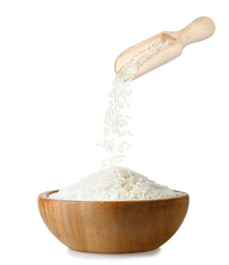 Ahşap kasede pişmemiş yasemin pilavı.