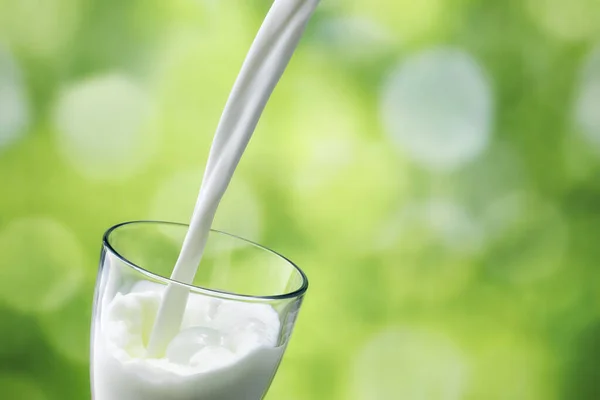 Leche vertida en un vaso — Foto de Stock