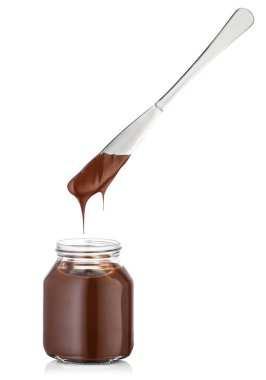 Beyaz üzerine çikolata kremalı cam kavanoz.