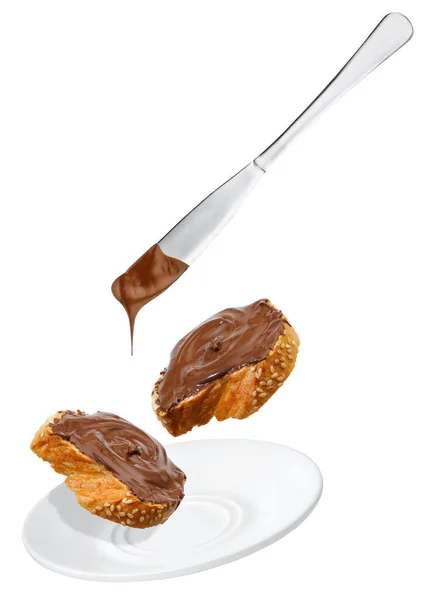 Chleb latający z kremem czekoladowym izolowanym na białym — Zdjęcie stockowe