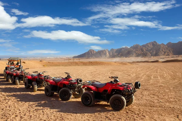 Κόκκινα οχήματα παντός εδάφους στην έρημο της Αιγύπτου εκτός δρόμου — Φωτογραφία Αρχείου