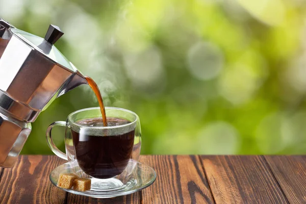 Эспрессо льется из летящего гейзера кофеварка в чашку — стоковое фото