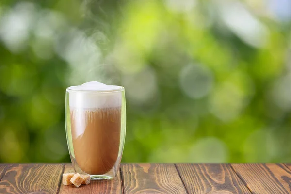 Cappuccino in vetro con doppie pareti sul tavolo — Foto Stock