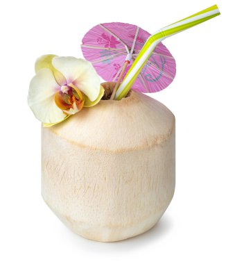 Beyaz arkaplanda saman bulunan soyulmuş hindistan cevizi