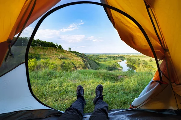 Pohled zevnitř stanu na krásnou letní krajinu — Stock fotografie