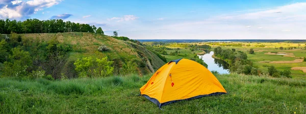 Turistický stan na kopci u řeky — Stock fotografie