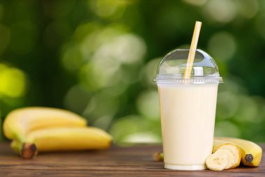 Tek kullanımlık plastik bardakta muzlu milkshake.
