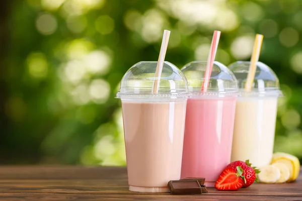 Ensemble de différents milkshakes dans des verres jetables en plastique — Photo