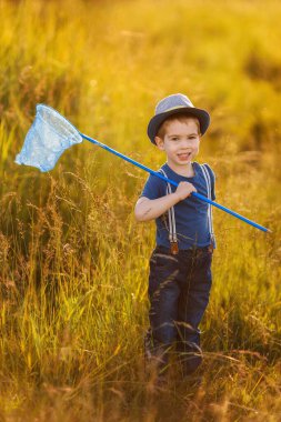 Kelebek ağıyla şapkalı küçük mutlu çocuğun portresi.