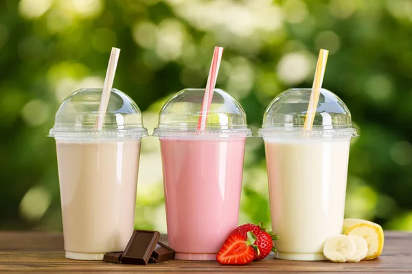 Tek kullanımlık plastik bardaklarda farklı milkshake setleri. — Stok fotoğraf