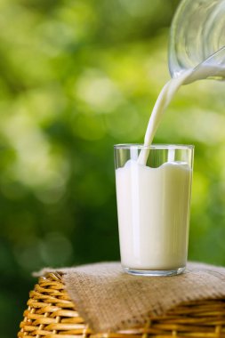 Süt bardaktan bardağa doluyor.