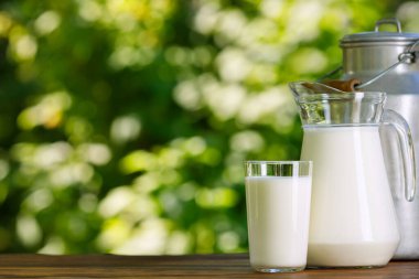 Süt bardakta, sürahi de metal kutuda.