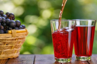 Üzüm suyu bahçedeki masaya dökülüyor.