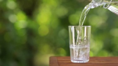 Sürahiden bardağa boşalan su