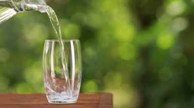 Sürahiden bardağa su dökün.