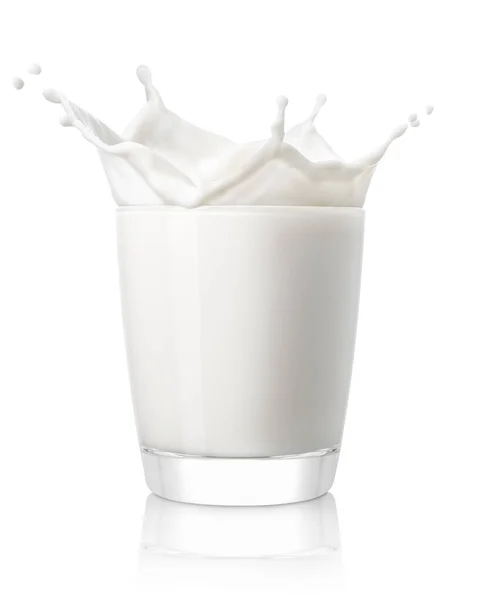 Склянка молока зі сплеском ізольовані на білому — стокове фото