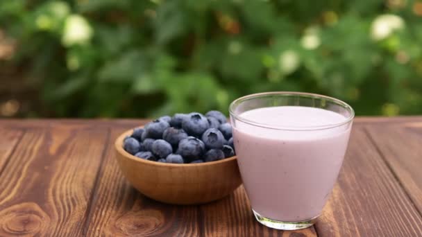 Blueberry σε μπολ και smoothie σε ποτήρι — Αρχείο Βίντεο