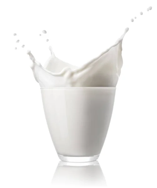 Склянка з розбризкуванням молока ізольовано на білому — стокове фото
