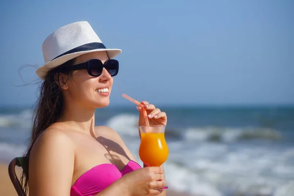 Bella donna che beve cocktail sulla spiaggia — Foto Stock