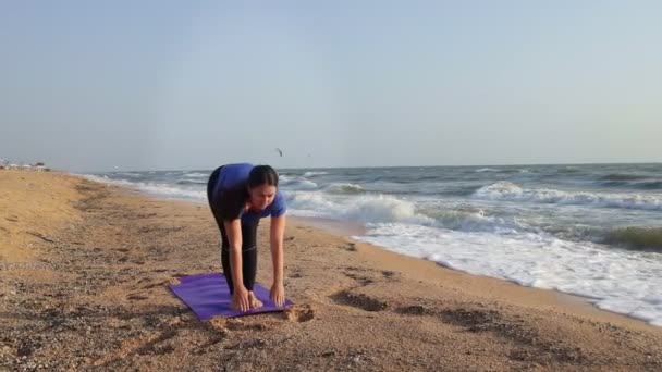 해변에서 요가를 하고 있는 여성 — 비디오