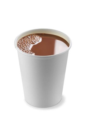 Tek kullanımlık kağıt bardakta baloncuklu sıcak çikolata beyaz arka planda izole edilmiş. Dosya kırpma yolu içeriyor