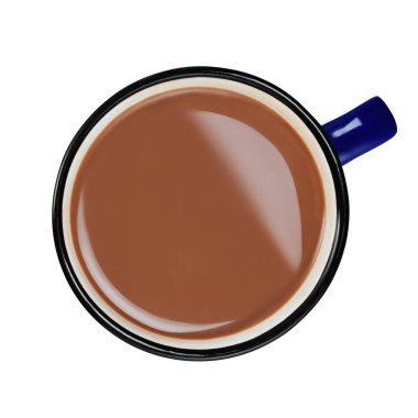 Mavi seramik bardaktaki sıcak çikolatanın üst görünümü beyaz arkaplanda kırpma yolu ile izole edilmiş.