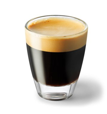 Beyaz arka planda izole edilmiş, kırpma yolu ile dolu bir bardak espresso.