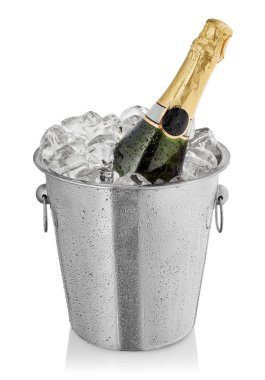 Şişe, beyaz arka planda izole edilmiş buzlarla şampanya kovalarında dinleniyor.